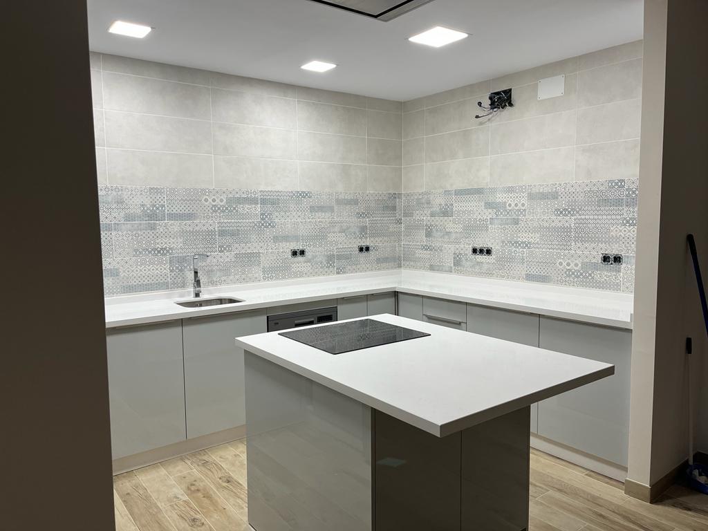 Cocina con puerta luxe brillo con encimera en silestone miami vena