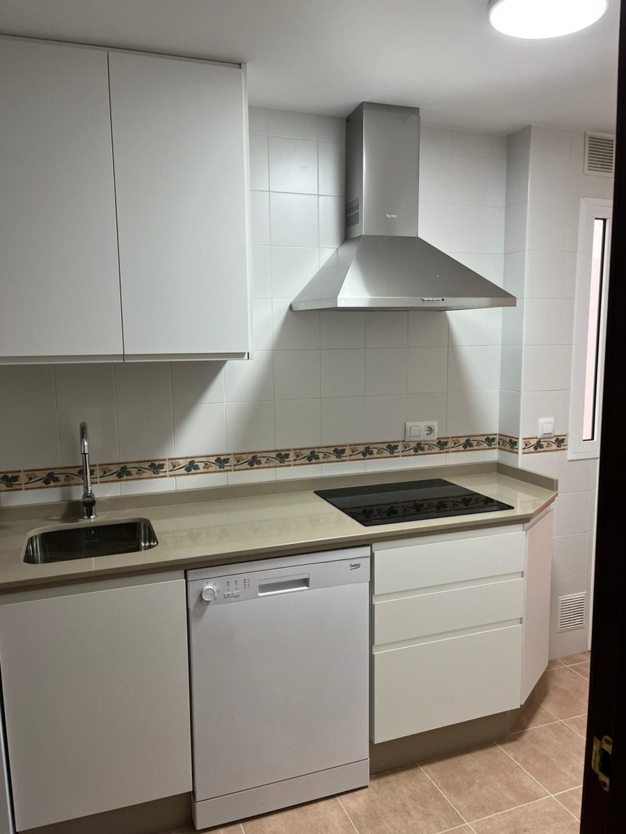 Puerta luxe blanca con silestone rougui