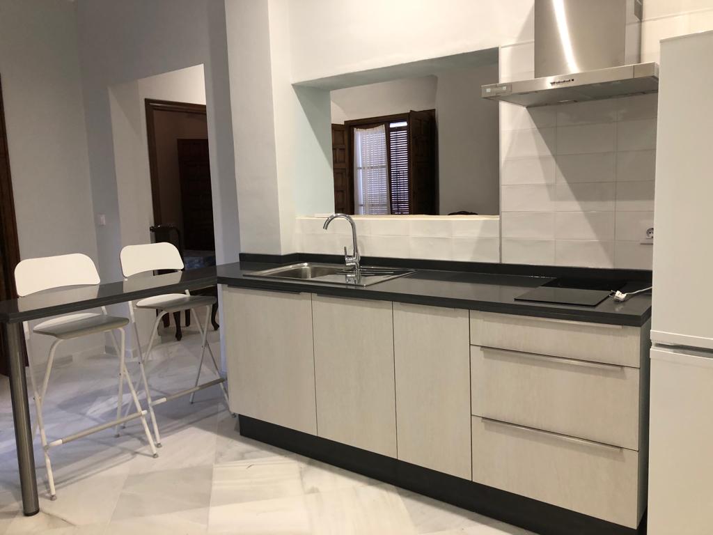 Cocinas instaladas de apartamento de alquiler con puerta mu-004 encimera Silestone Marengo