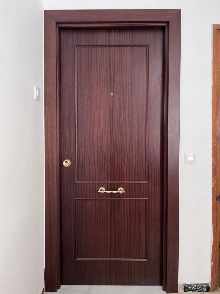 Vestidor, ropero, puerta de paso, puerta de entrada blindad y cocina con puerta París Lacada y encimera Dekton Aeri