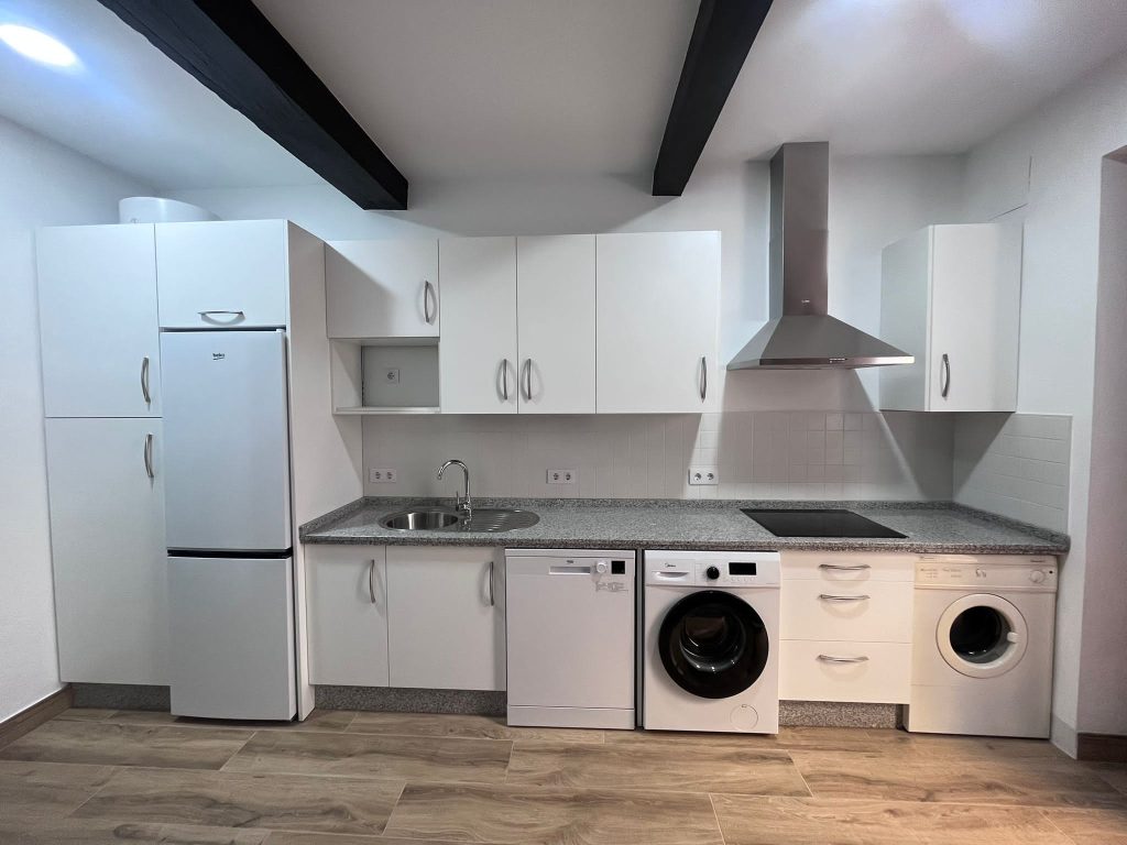 Cocina con puertas Formica blanca con encimera Granito Mod. Sevilla