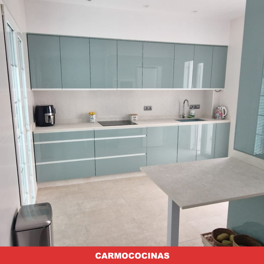 Cocina con puertas Luxe Agua Marina y encimera Dekton Nebbia