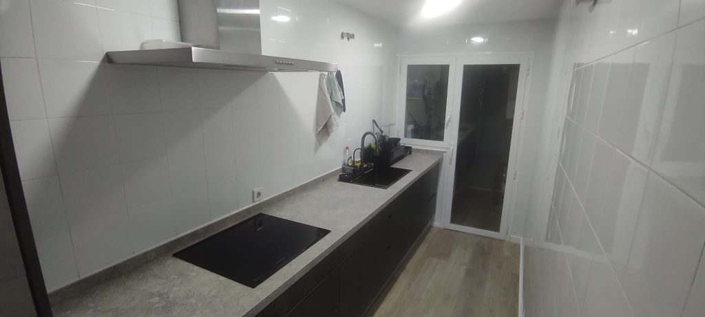 Cambio de puertas Mod. Syncrom Oxid 04 tirador Mallorca inox y cambio de encimera en Dekton Mod. vk03 Grigio