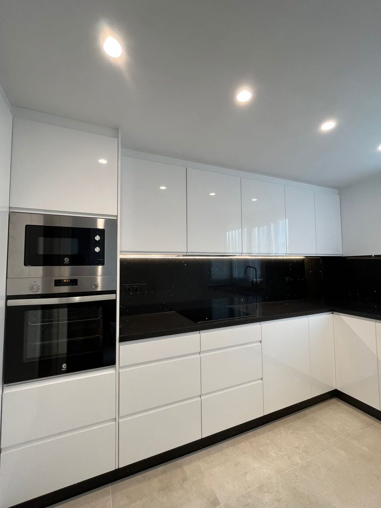 Cocina con Puerta Mod. Dublim Dm Lacado y Encimera Silestone Mod. Negro Stellar