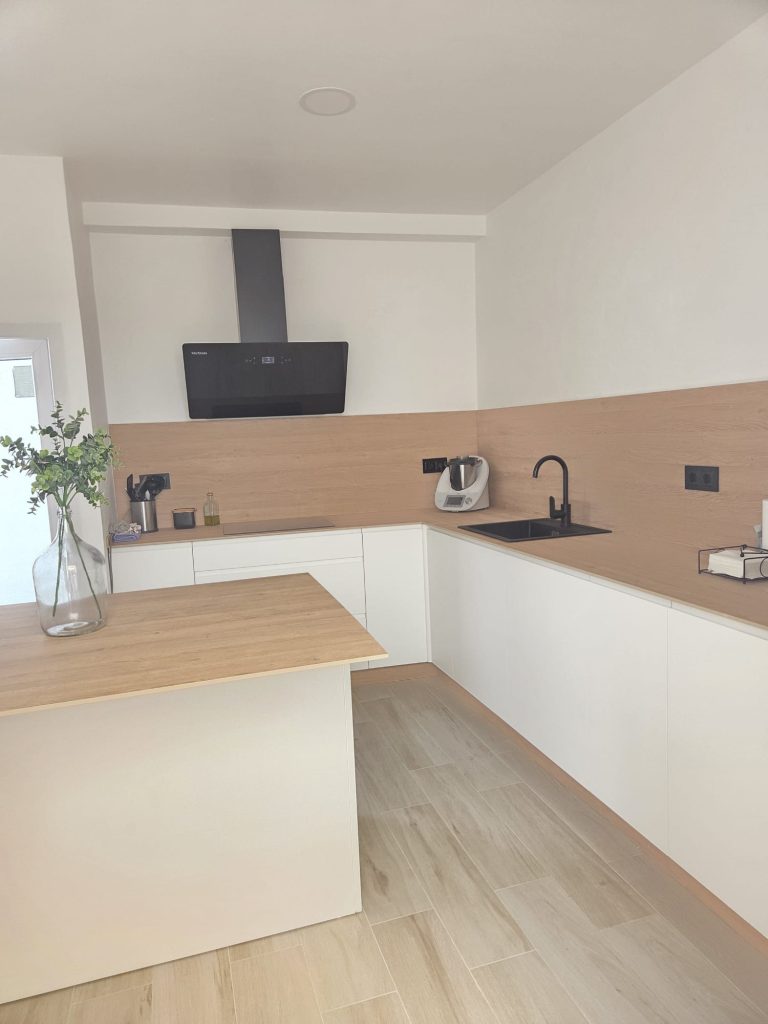 Cocina con puerta fingerpullzenith blanco con encimera fenolico mod. olimpo