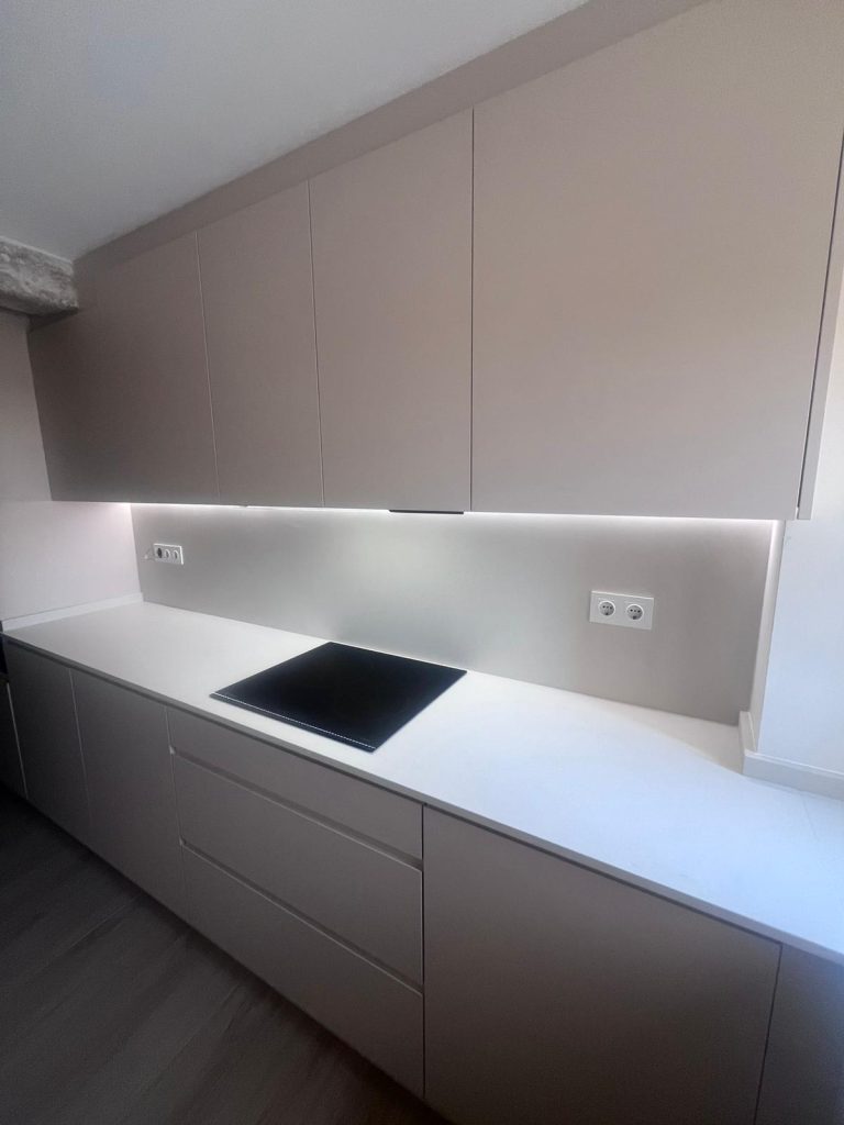 Cocina con puerta fingerpull zenith arena y encimera dekton mod. aeri