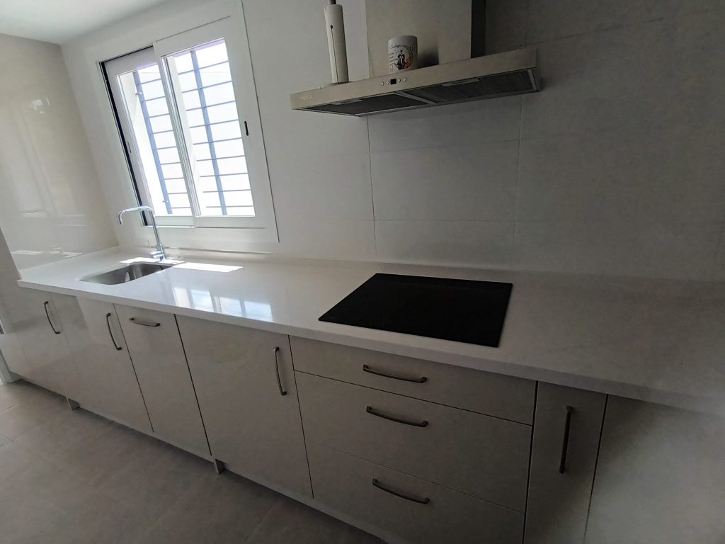 Cocina con puerta luxe cashemire y encimera silestone siberia frost