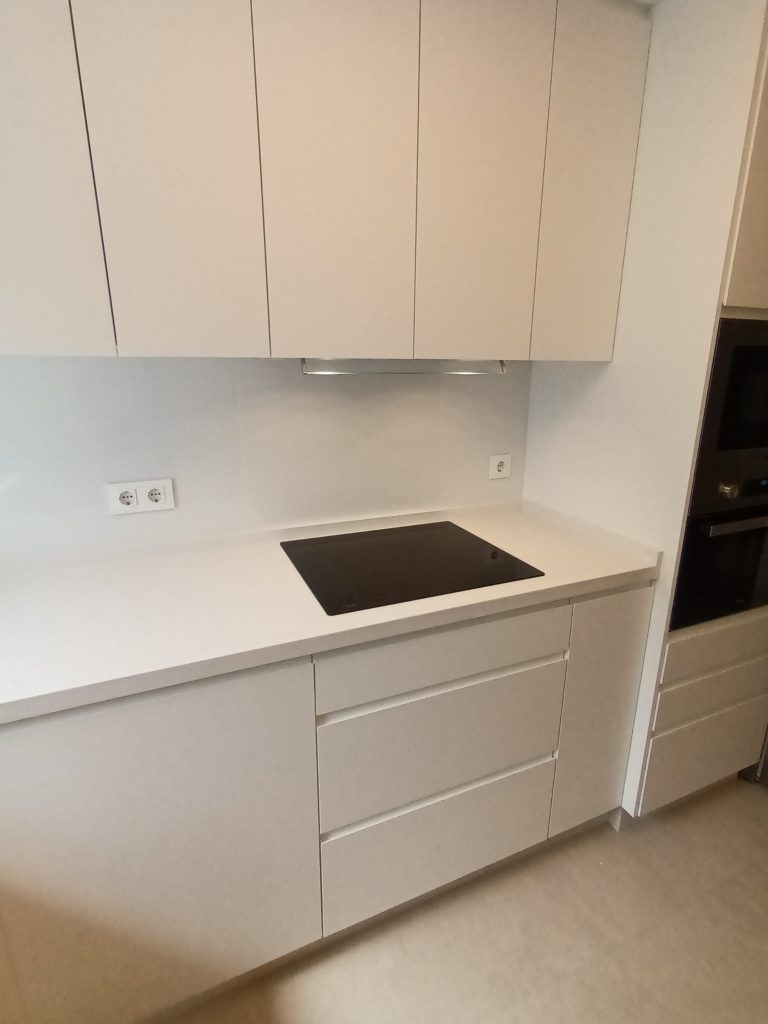 Cocina con puerta fingerpull zenith blanco mate y encimera silestone mod. miami vena