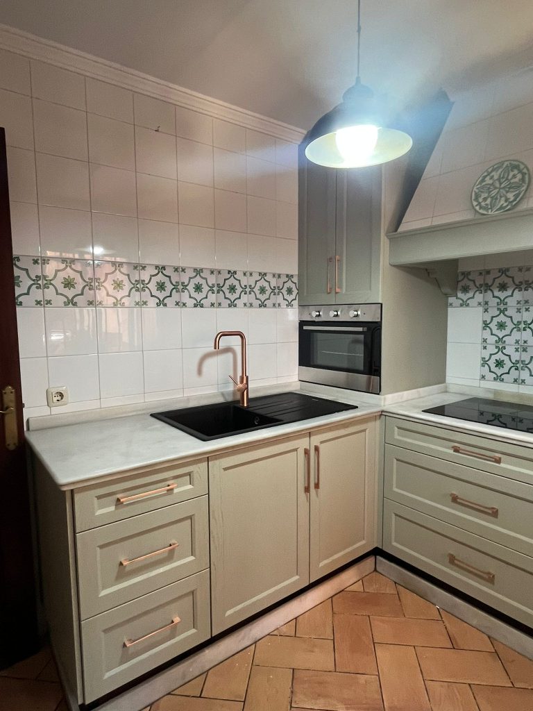 Sustitución de mueble de cocina con puertas mod. roble velez lacada respetando encimera de cliente