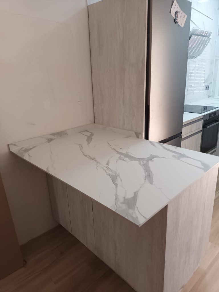 Cocina con puerta syncrom ice cream tirador ibiza inox con encimera fenolico olimpo