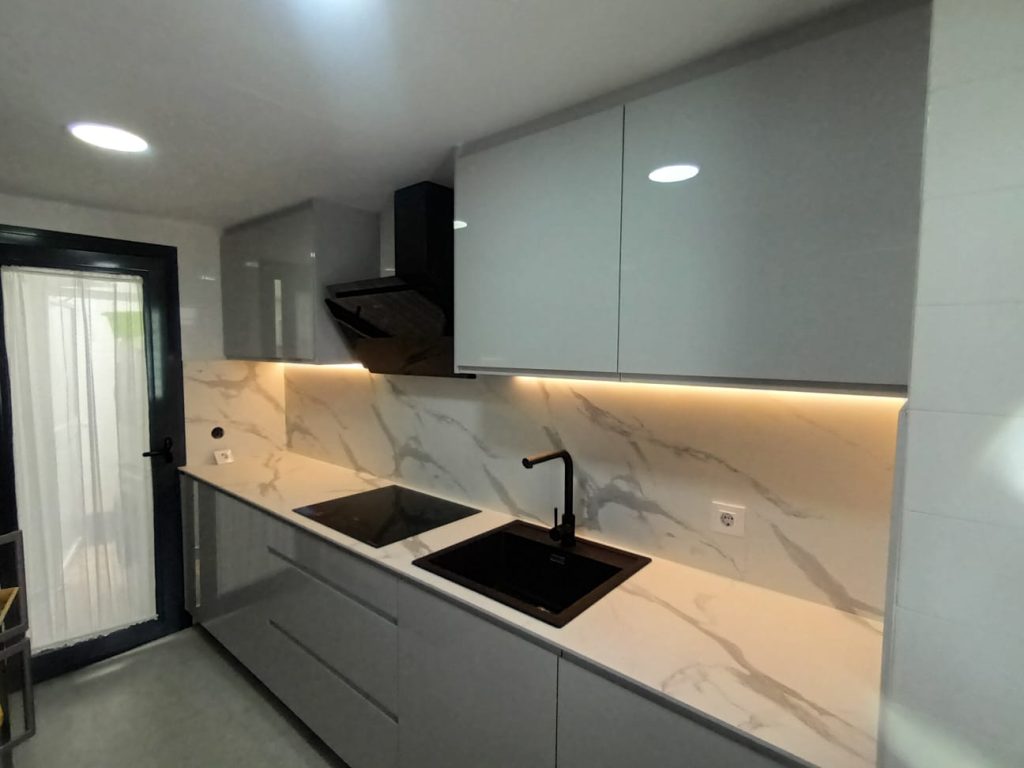 Cocina con puerta finger-pull gris nube y encimera fenolico olimpo