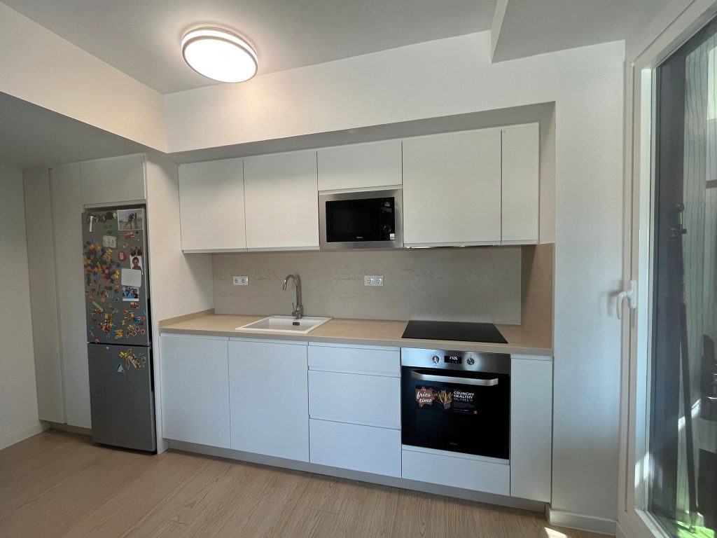 Cocina con puierta fingerpull zenith blanco y encimera dekton mod. danae