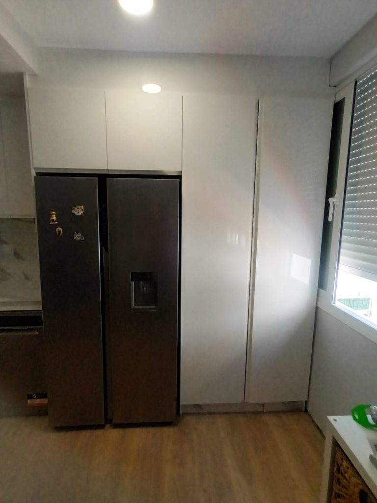 Cocina con puerta fingerpull luxe blanco con encimera fenolico olimpo