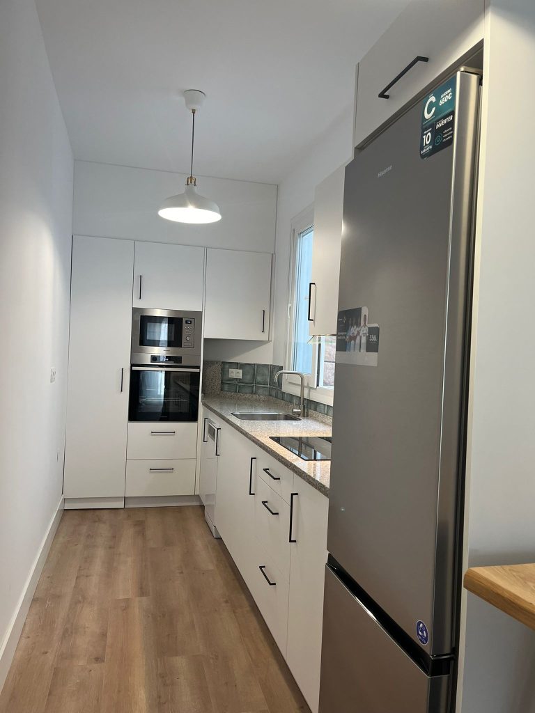 Cocina con puerta zenith blanco y enicmera granito nacional mod. sevilla