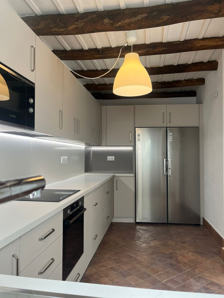 Cocina con puerta zenith cashemire y basalto con encimera en silestone persian white