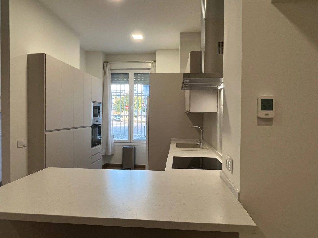 Cocina con puerta finger-pull zenith cashemire con encimera Silestone Lime Demith