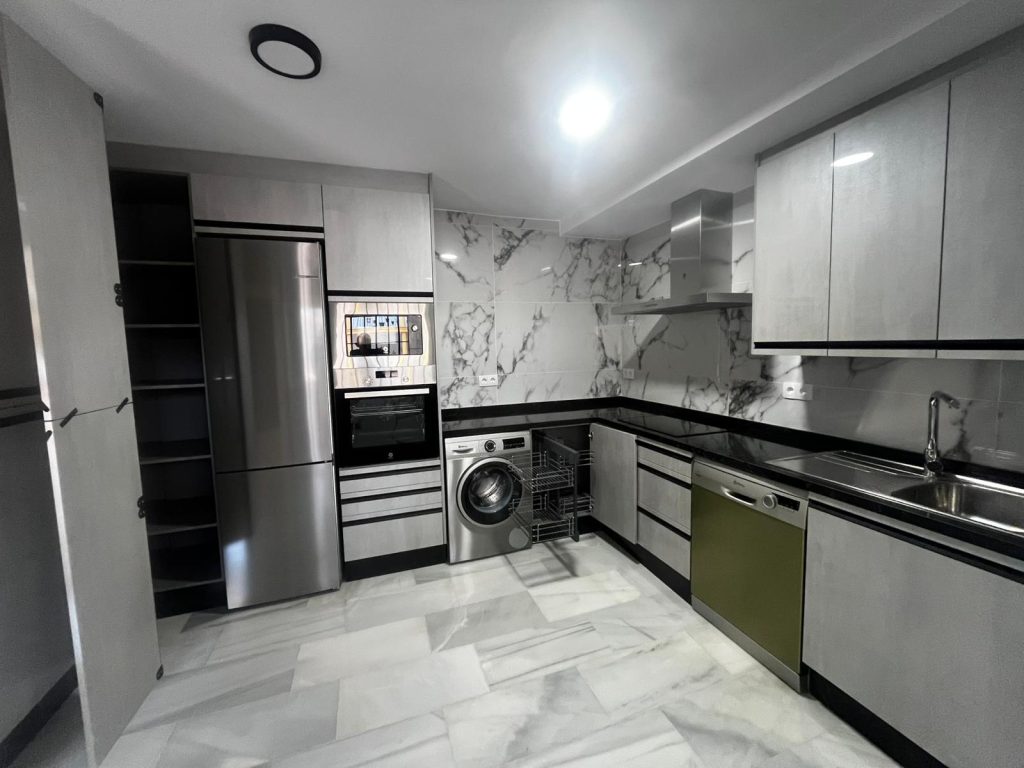 Cocina con puerta en luxe4 metano 01 tirador ibiza negro y encimera Silestone Romantic ASH