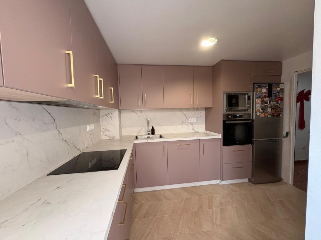 Antes y después de cocina, cocina con puerta Zenith Tortora y encimera Coverlan modelo Capraia Soft