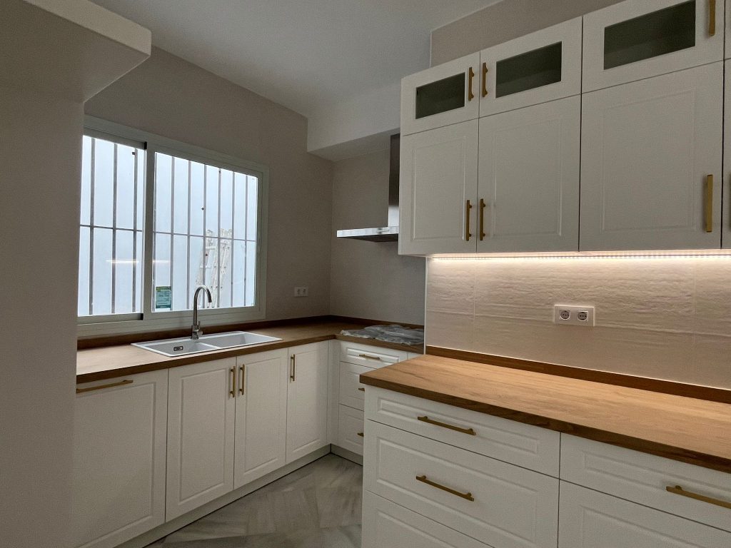 Cocina con puertas Praga DM lacado con encimera Coverlam mod. Jungla Cipres