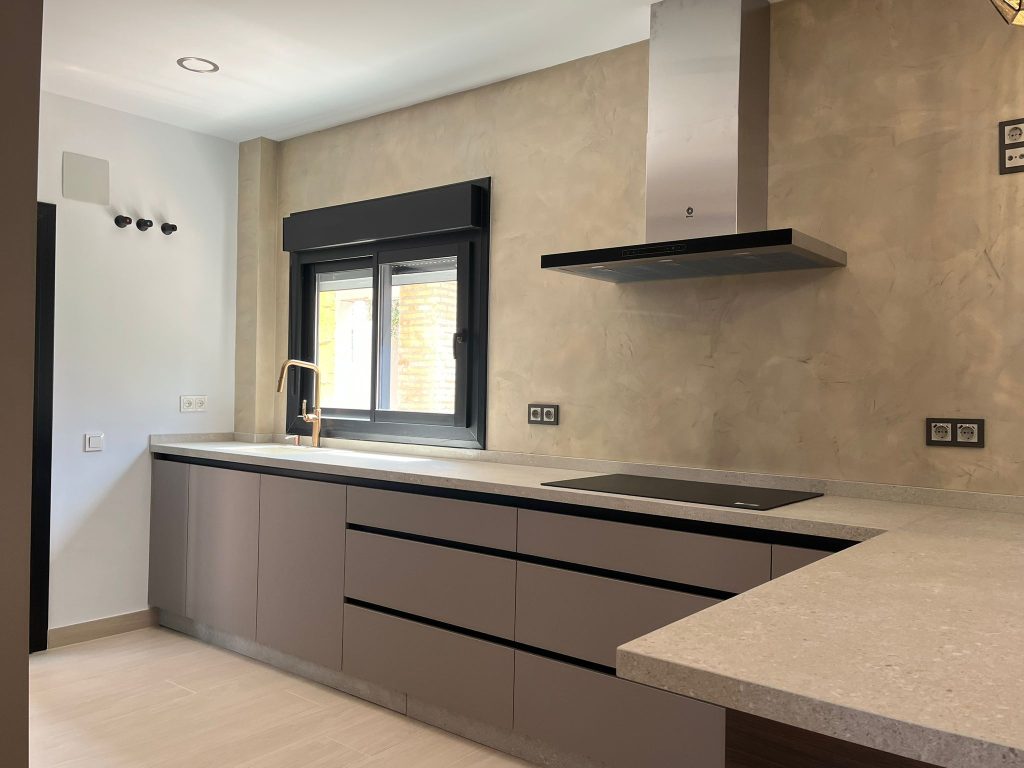 Cocina con puertas mineral gray soft y Nocce 03 con encimera Neolith Shilim