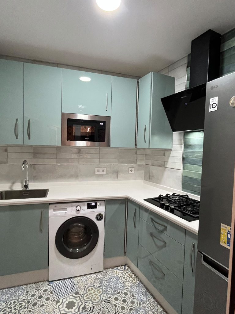 Cocina con puerta luxe agua marino con encimera silestone white storm