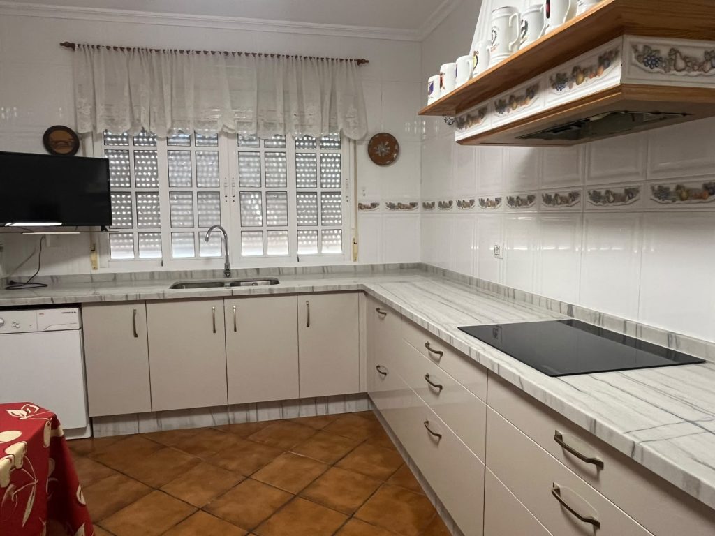 Antes y después de cocina con puertas luxe cashemire brillo con encimera sensa white macauba