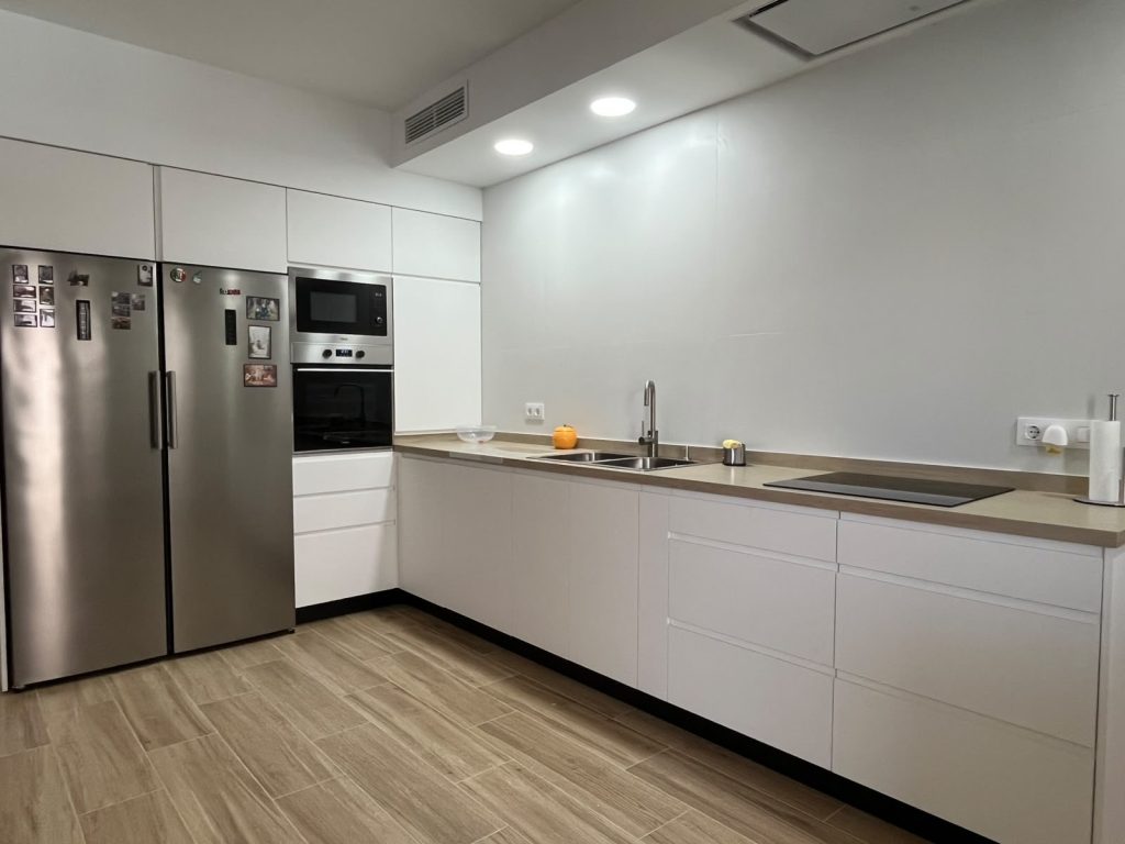 Cocina y lavadero con puerta zenith blanco finger-pull con encimera neolith summer dala