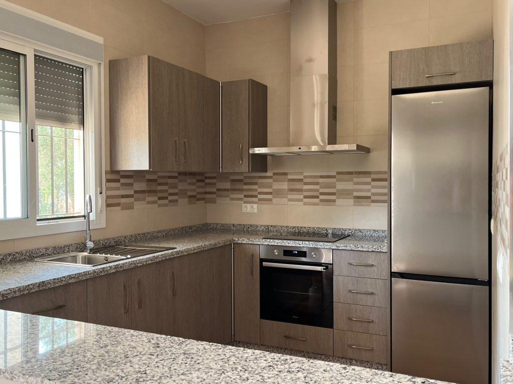 Cocina con puertas syncorm mu-001-urb con encimera en granito nacional