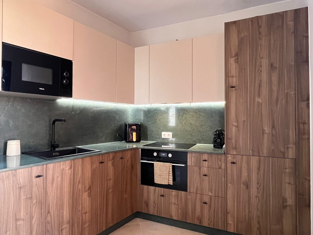 Cocina con puertas syncrom nocce 03 y zenith arena y encimera en silestone modelo jardin esmeralda